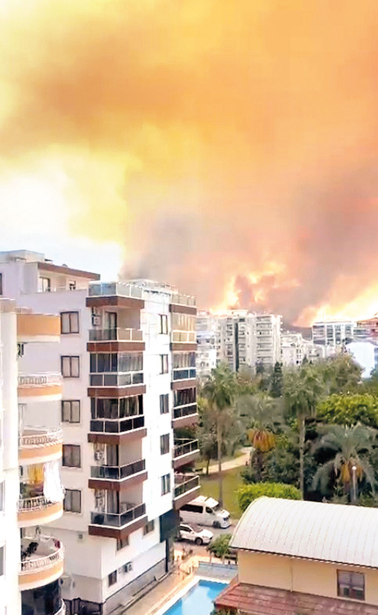 Antalya ve Muğla’da alevler evlere dayandı