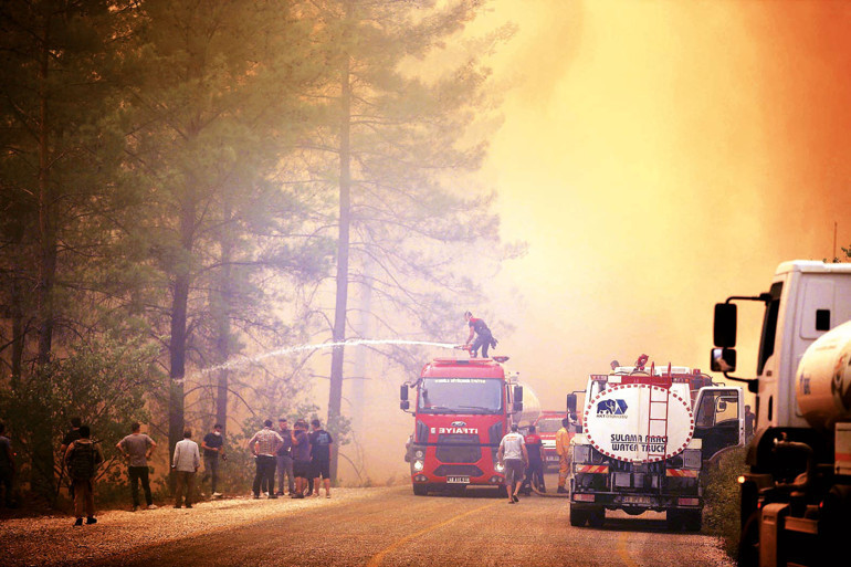 Antalya ve Muğla’da alevler evlere dayandı