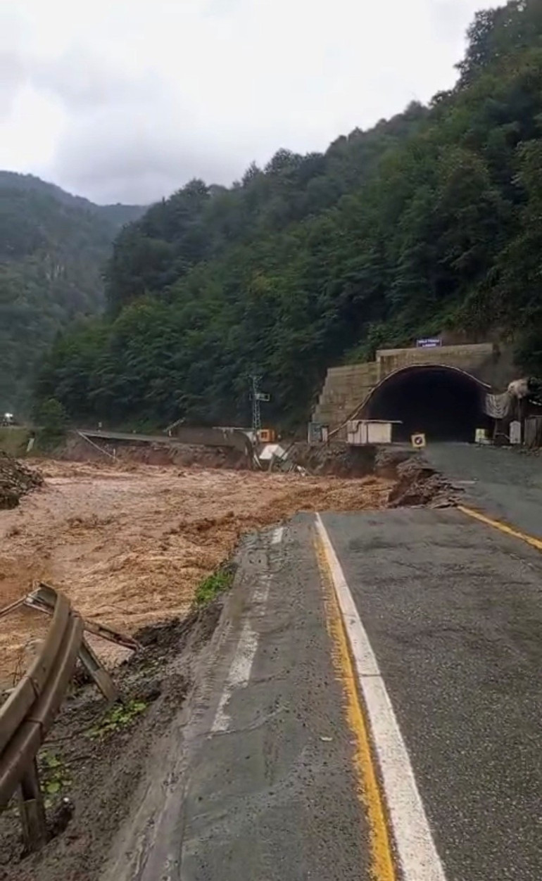 Rizede sağanak alarmı Köprü çöktü, vatandaşlar mahsur kaldı... Ayder Yaylasının yolu kapandı