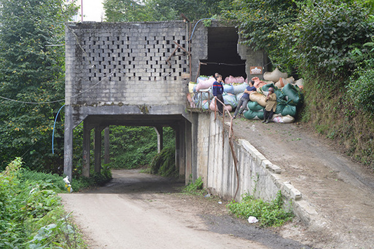 Rizede arazi bulamayınca köylüler harekete geçti Bu enteresan yapı dikkat çekiyor | Rizeli zekası diyorlar