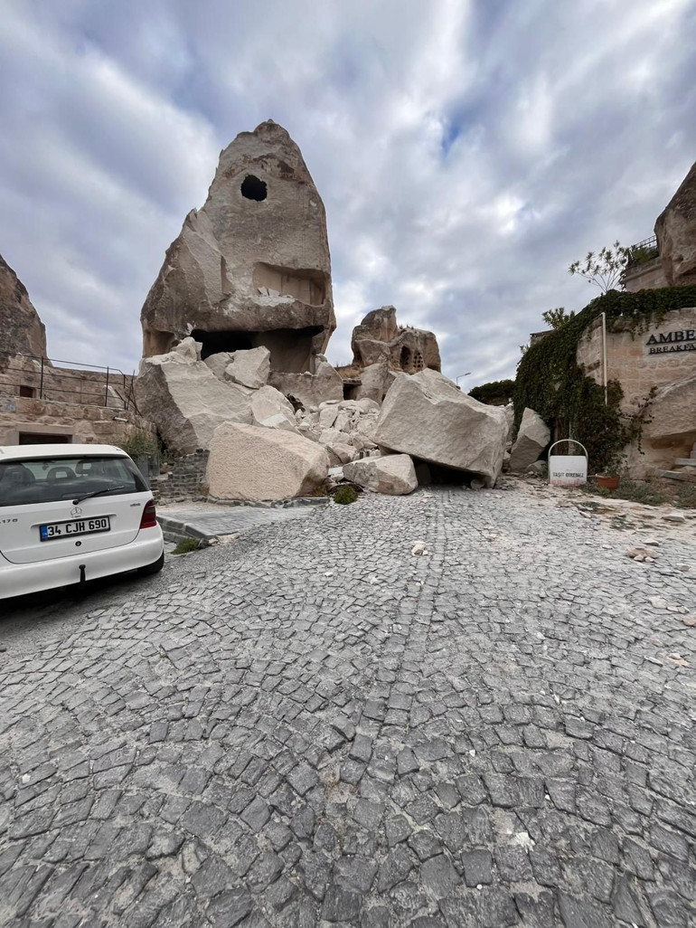 Kapadokya’da peribacasının bir kısmı yıkıldı