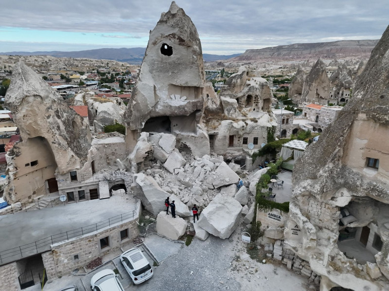 Kapadokya’da peribacasının bir kısmı yıkıldı