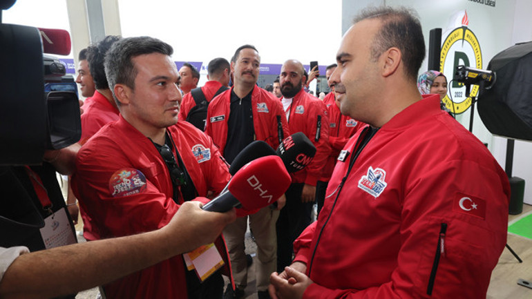 Bakan Kacır Demirören Medya standını ziyaret etti Kacır Her Dilden TEKNOFEST uygulamasını denedi