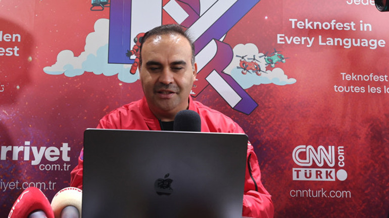 Bakan Kacır Demirören Medya standını ziyaret etti Kacır Her Dilden TEKNOFEST uygulamasını denedi