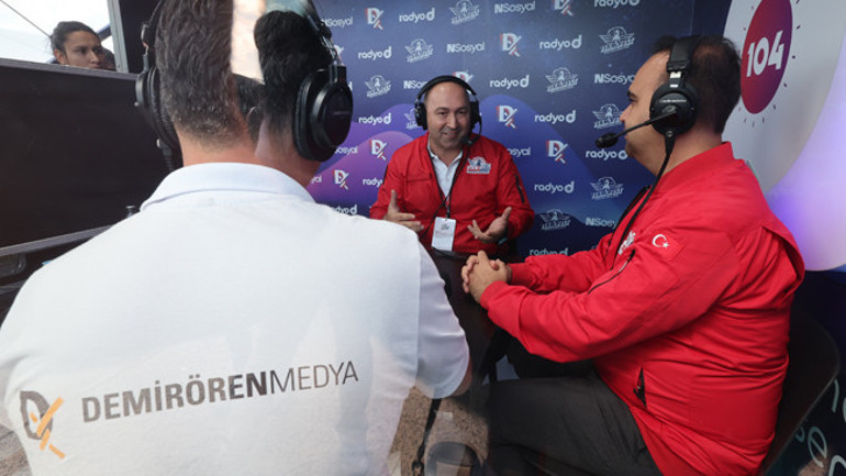 Bakan Kacır Demirören Medya standını ziyaret etti Kacır Her Dilden TEKNOFEST uygulamasını denedi