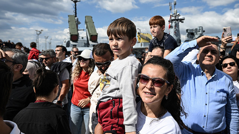 Bakan Kacır Demirören Medya standını ziyaret etti Kacır Her Dilden TEKNOFEST uygulamasını denedi