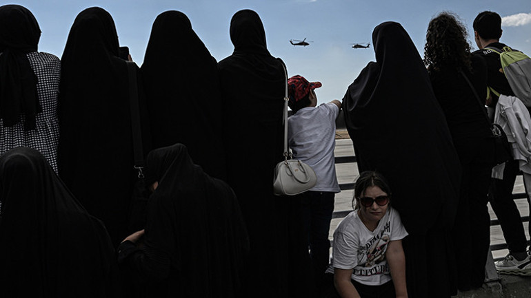 Bakan Kacır Demirören Medya standını ziyaret etti Kacır Her Dilden TEKNOFEST uygulamasını denedi