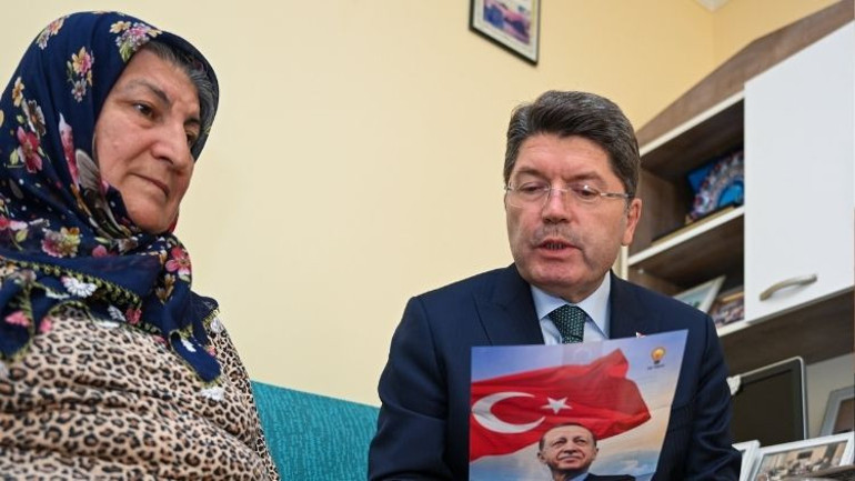 Adalet Bakanı Tunç şehit ailesini ziyaret etti