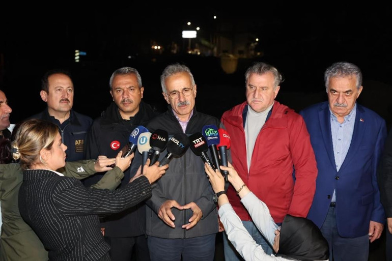 Rizede sağanak alarmı Köprü çöktü, vatandaşlar mahsur kaldı... Ayder Yaylasının yolu kapandı