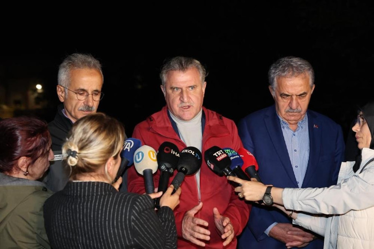 Rizede sağanak alarmı Köprü çöktü, vatandaşlar mahsur kaldı... Ayder Yaylasının yolu kapandı