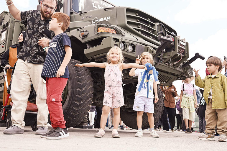 TEKNOFEST’e miniklerden büyük ilgi... Kedisini oyuncağını alan geldi