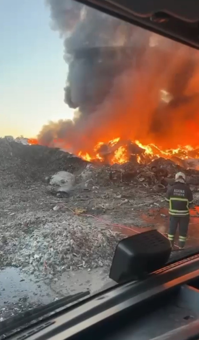 Adana geri dönüşüm fabrikasında çıkan yangın