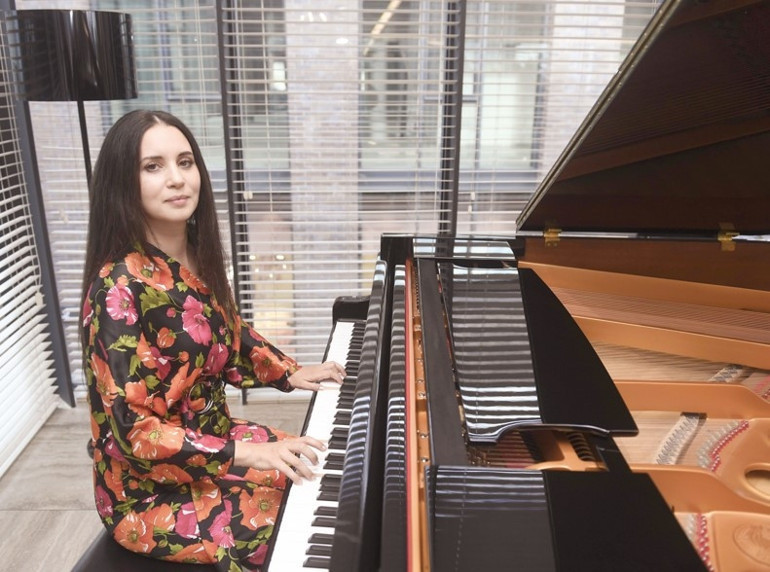 Ünlü şarkıcı Karsu: Hollanda’ya göç etmeseydik Hatay’da köy kızı olurdum