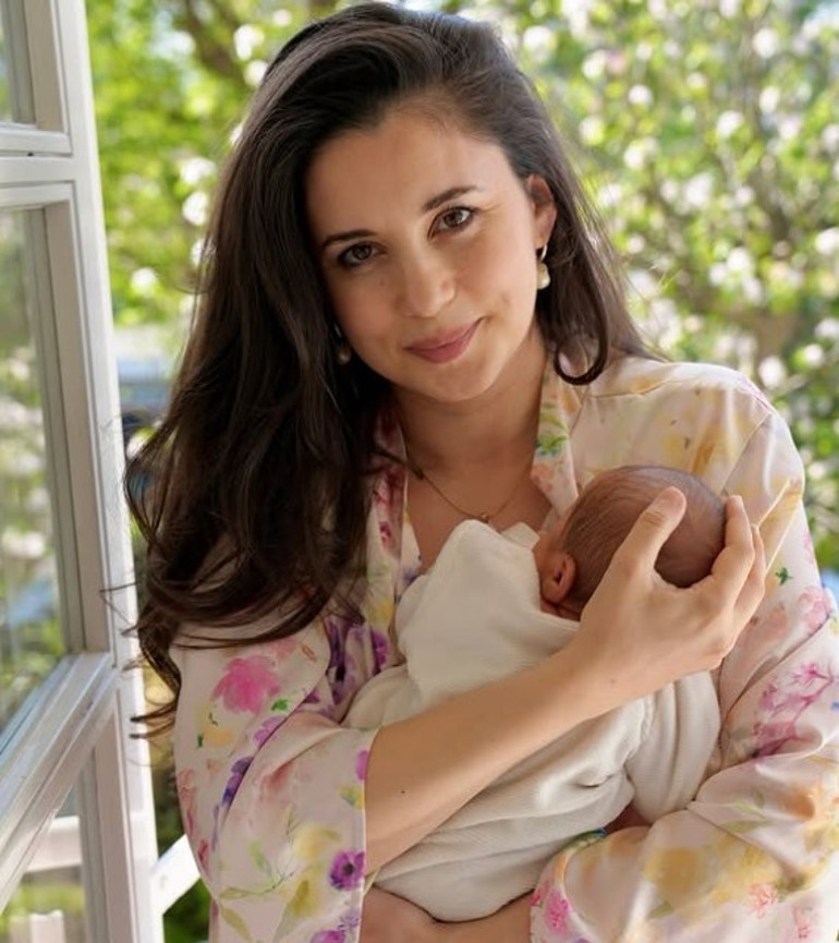 Ünlü şarkıcı Karsu: Hollanda’ya göç etmeseydik Hatay’da köy kızı olurdum