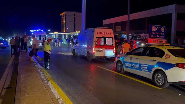 Aydın-Denizli kara yolunda zincirleme kaza sonrası araçlar