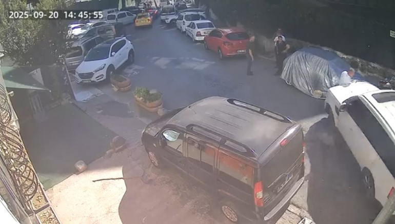 Beyoğlunda meydana gelen kazada cip ile otomobil arasında sıkışan yaya