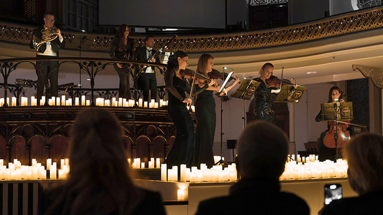 Londra’da sanatseverler Westminster Chapel’de mumlar arasında klasik müziğin büyüsüyle buluştu