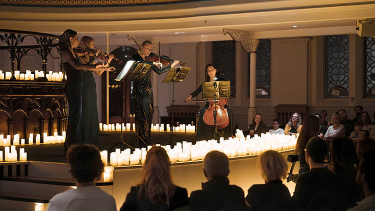 Londra’da sanatseverler Westminster Chapel’de mumlar arasında klasik müziğin büyüsüyle buluştu