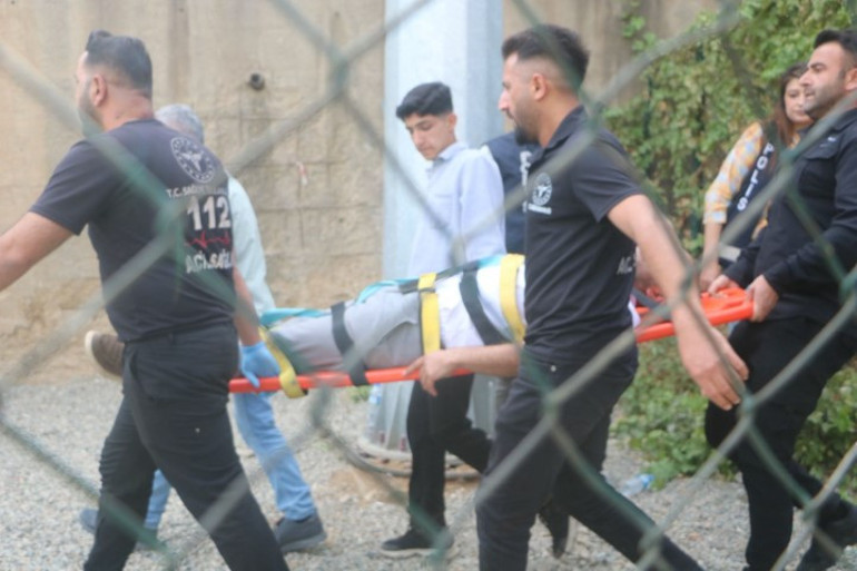 Hakkaride kadınlar maç yaptı, erkek taraftarlar birbirine girdi