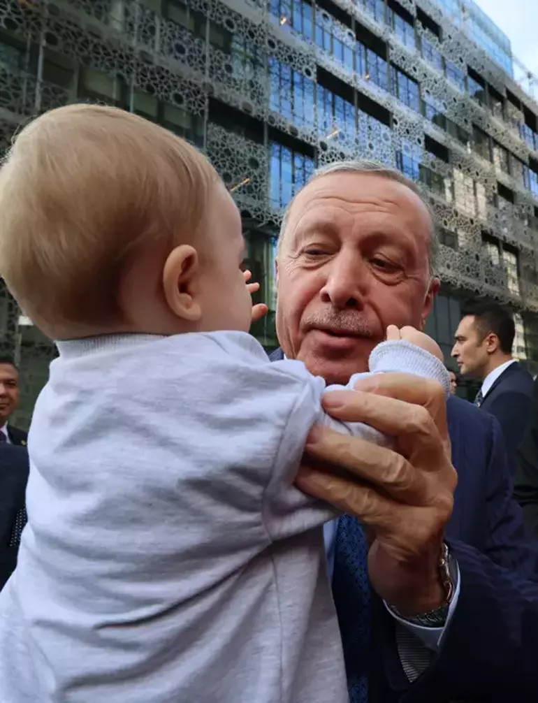 Cumhurbaşkanı Erdoğan Türkevi'nde küçük Mahir ile