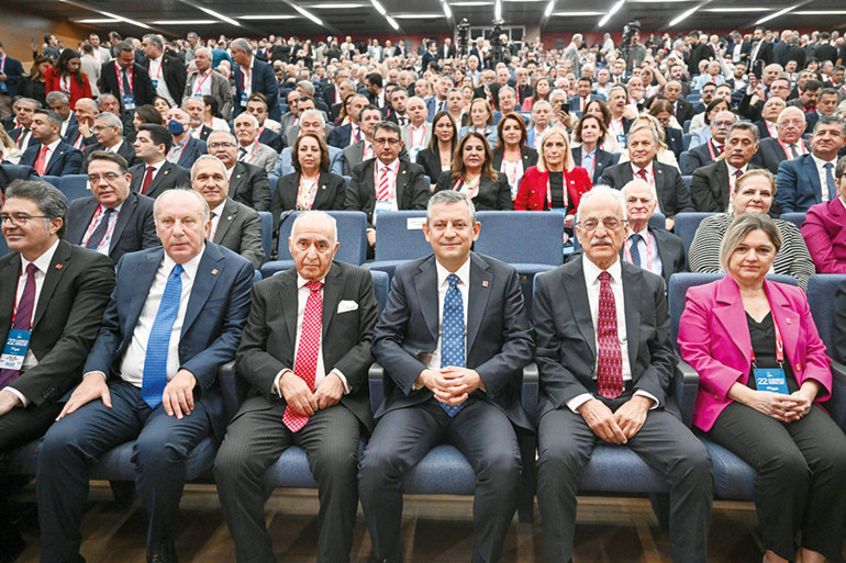 ‘Teknik’ kurultay ‘taktik’ savaş