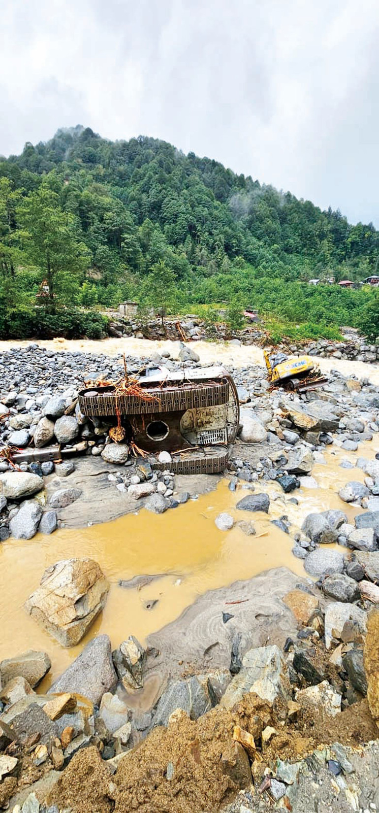 Sel gitti izi kaldı