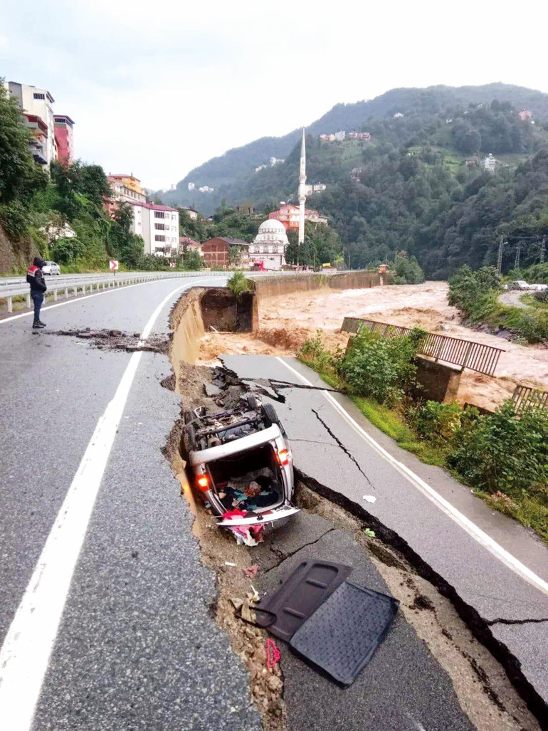 Sel gitti izi kaldı