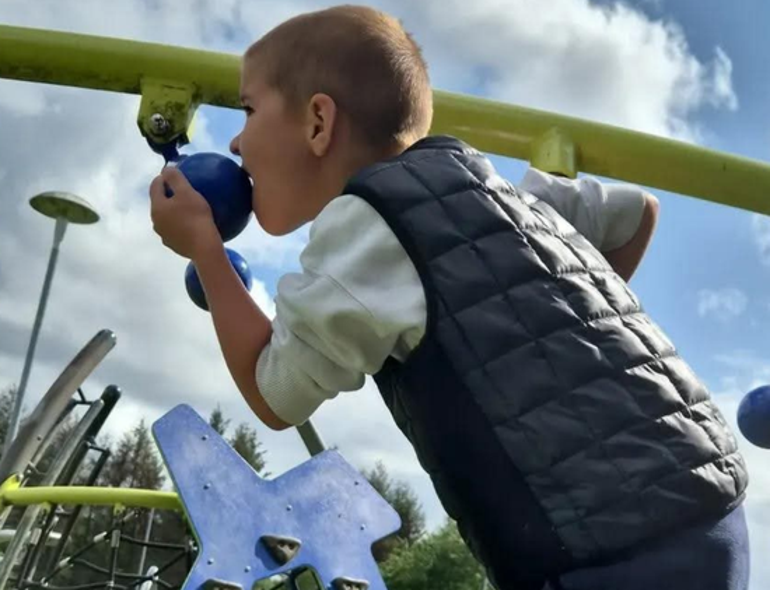 İngilterede pika sendromu bir ailenin hayatını alt üst etti: Çocukları ev eşyalarını yiyor Bir saniye bile sırtımızı dönemiyoruz