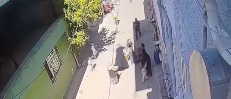 Sokakta kucağındaki çocukla yürüyen anneyle tartışma anı