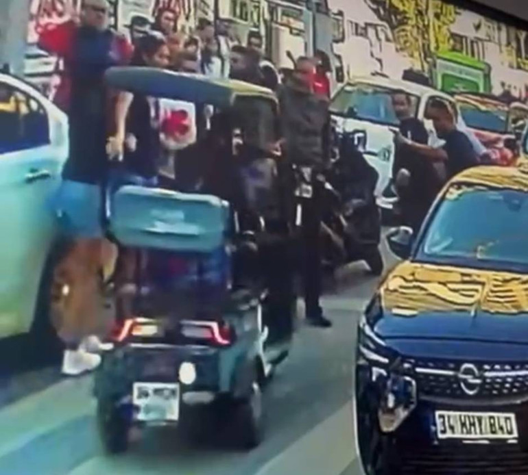 Kadıköyde 3 tekerli maganda dehşeti: Saldırdığı kadın bayıldı, çevredekileri bıçakla tehdit etti