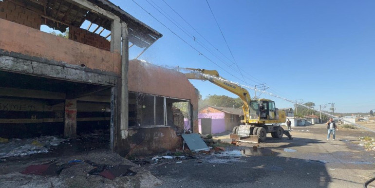 Sosyal medyanın konuştuğu belalı mahallede dönüşüm başladı Ekskavatörlerle girildi... Emniyet müdürü net konuştu: Hepsini yıkacağız