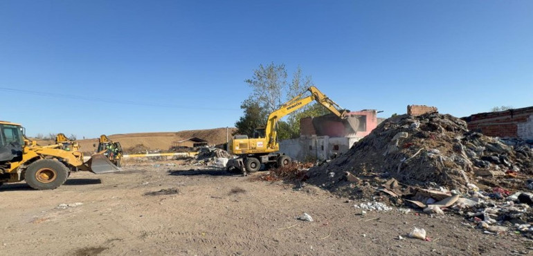 Sosyal medyanın konuştuğu belalı mahallede dönüşüm başladı Ekskavatörlerle girildi... Emniyet müdürü net konuştu: Hepsini yıkacağız