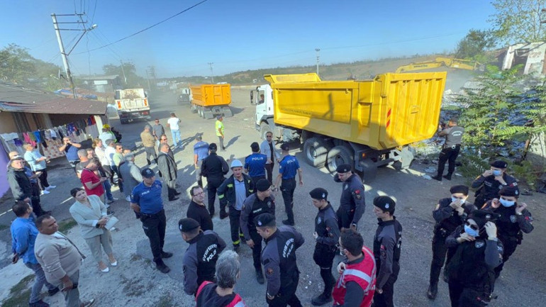 Sosyal medyanın konuştuğu belalı mahallede dönüşüm başladı Ekskavatörlerle girildi... Emniyet müdürü net konuştu: Hepsini yıkacağız