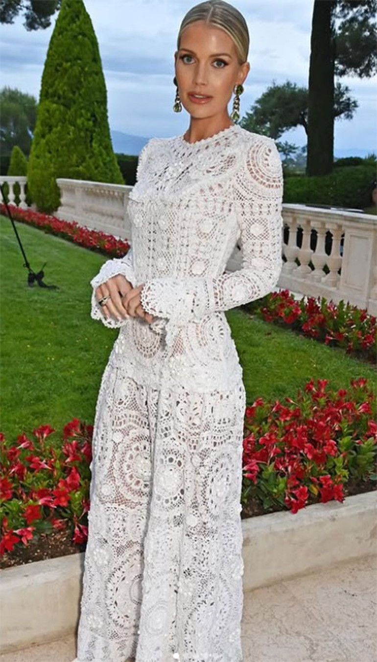 Sonunda onu da baştan çıkardılar... Babam zaten çok zengin... Yaşlı kocamla parası için değil aşkımdan evlendim