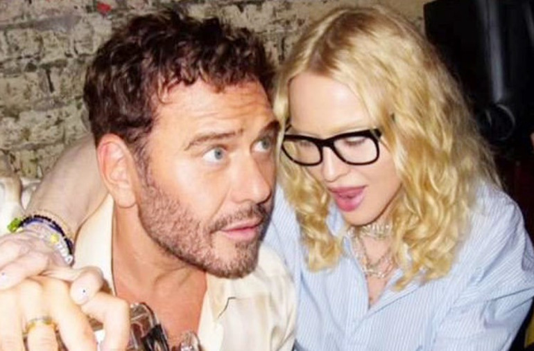 Kaya Çilingiroğlu kız arkadaşıyla el ele... Uyumlu çift