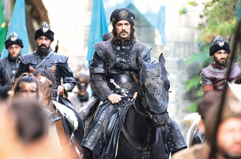 Kostümler için 2500 metre kumaş kullanıldı