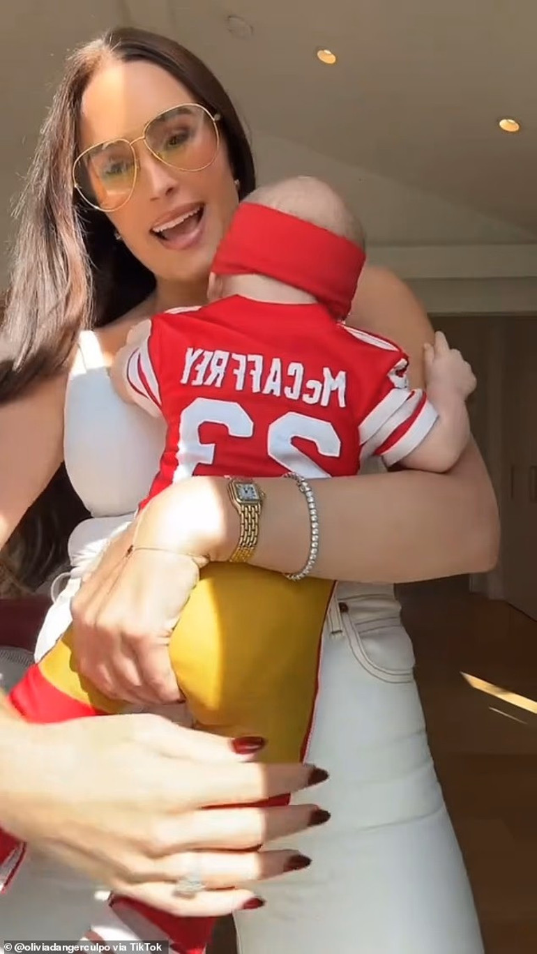 Anne olamamaktan korkup gözyaşı döküyordu… Küçük kızını babasının maçına götürdü: En tatlı taraftar