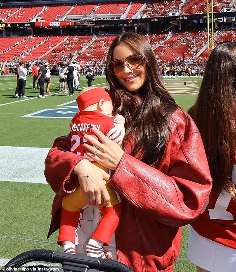 Anne olamamaktan korkup gözyaşı döküyordu… Küçük kızını babasının maçına götürdü: En tatlı taraftar