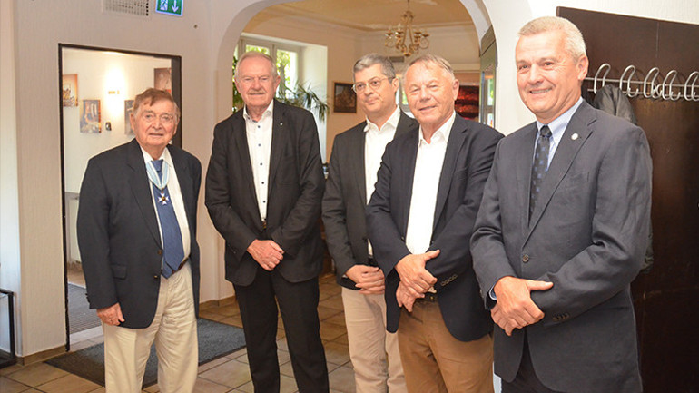 Türk basınının duayeni Orhan Tinegin’in 90. yaş günü kutlandı