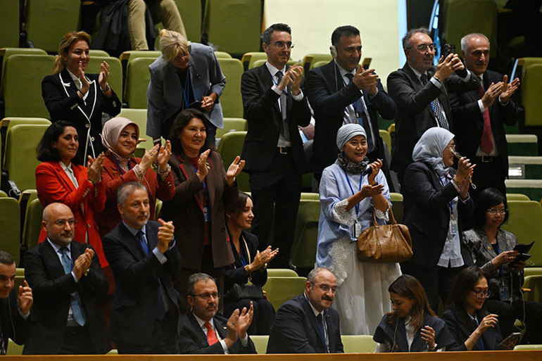 Son dakika... Cumhurbaşkanı Erdoğan BMde fotoğraflarla dünyaya seslendi: Gazzede insanlık ölüyor