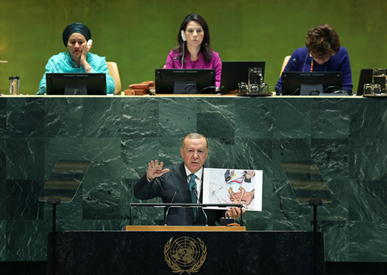 Gazzeli çocuk fotoğraflarıyla dünyaya seslendi: İnsanlığın dip noktası