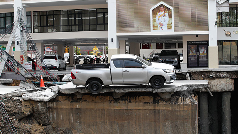 Taylandda şehrin ortasında yol çöktü: Hastane ve polis merkezi tahliye edildi