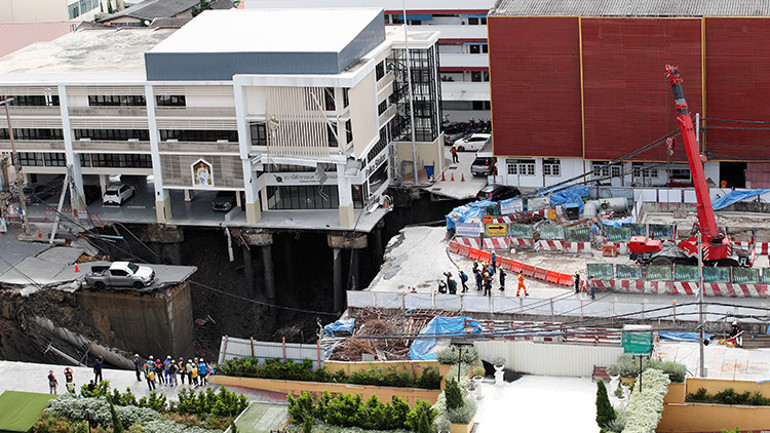 Taylandda şehrin ortasında yol çöktü: Hastane ve polis merkezi tahliye edildi