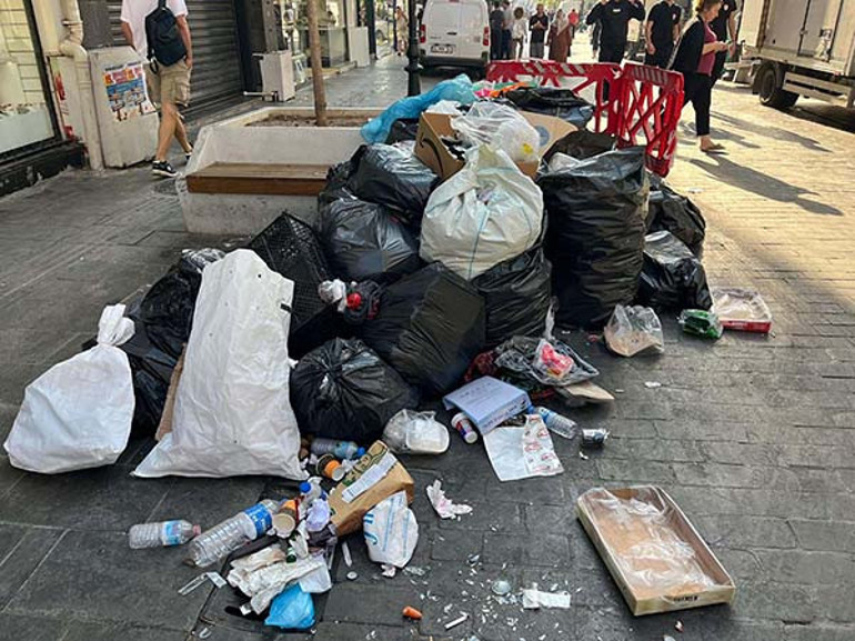 Karşıyaka sokaklarında biriken çöp yığınları