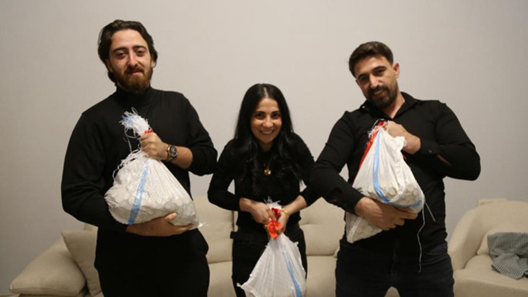 Damadın arkadaşlarının sırtlarında üç çuval madeni para taşıdığı an