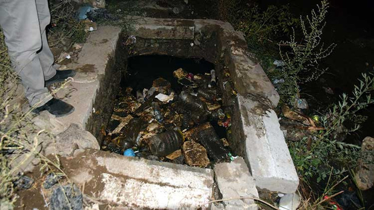 Çöp yığınları kanalları kapattı... Mahalleyi su bastı