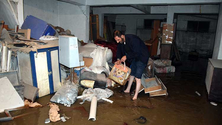 Çöp yığınları kanalları kapattı... Mahalleyi su bastı