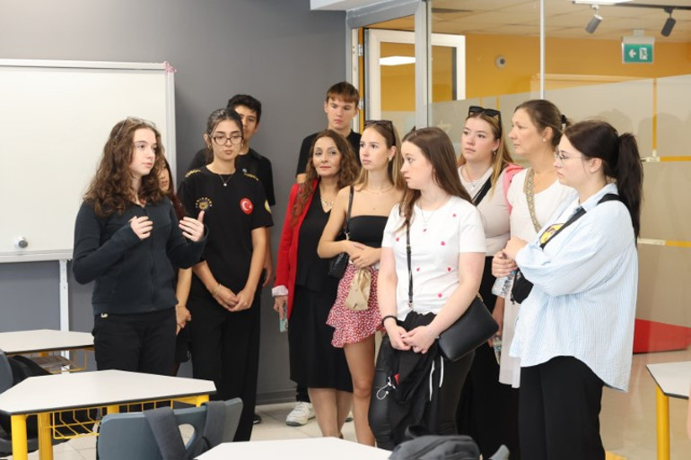 Almanya’dan gelen öğrenciler Demirören Medya Lisesini ziyaret etti