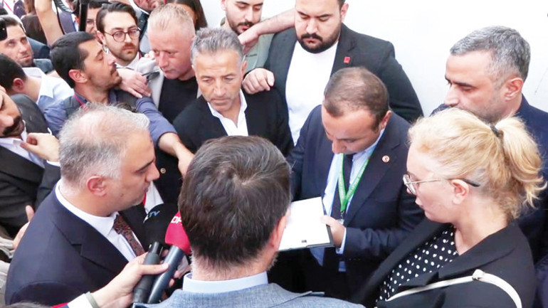 CHP İstanbul’da olağandışı bir kongre