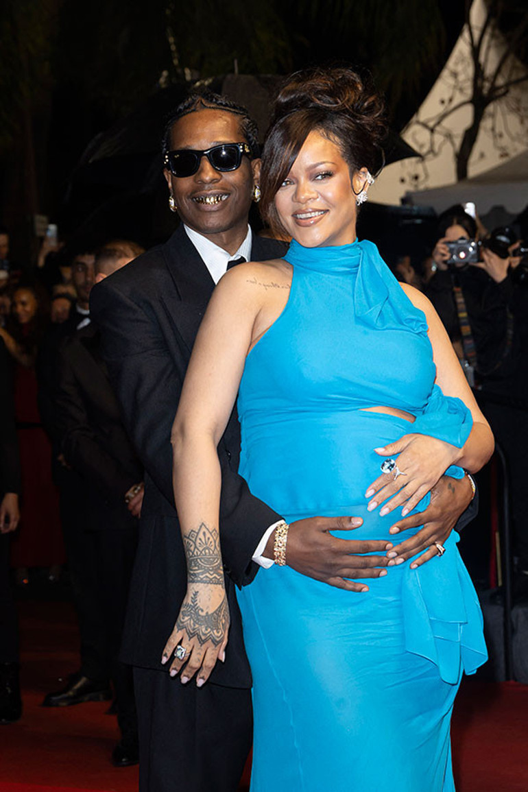 ‘Lütfen bu sefer kız olsun’ diye dua ediyordu… Ünlü şarkıcı üçüncü çocuğunu kucağına aldı